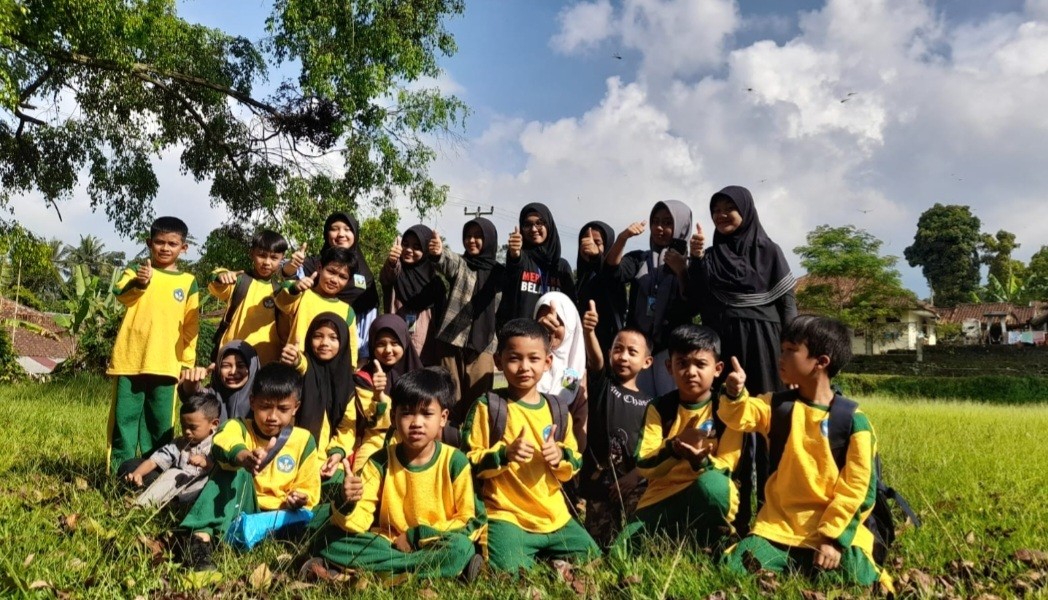 Putri Nur Fakhriyani Pelajar SMPN 2 Kiarapedes Gelar Cintai Lingkungan Kita