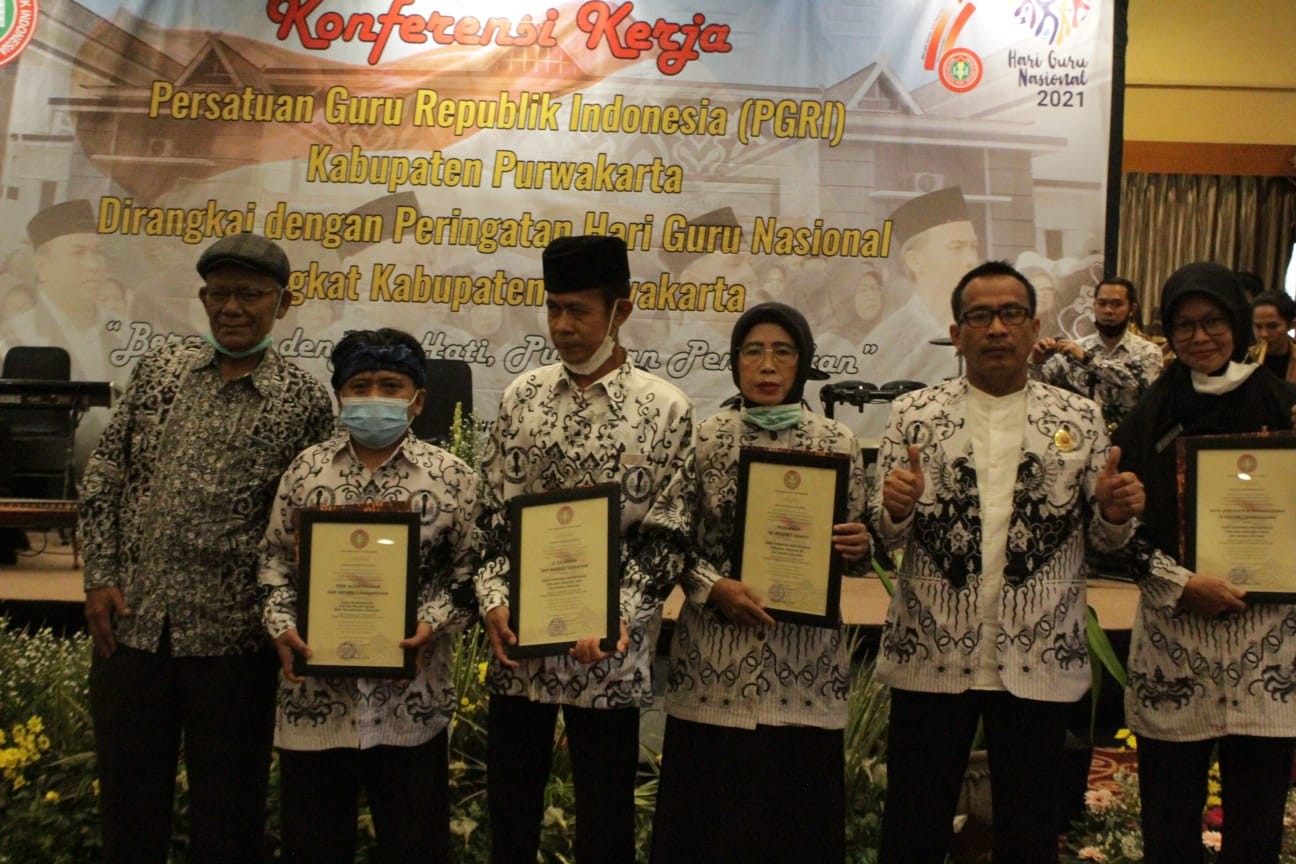 PGRI Purwakarta Beri Penghargaan Kepada Guru