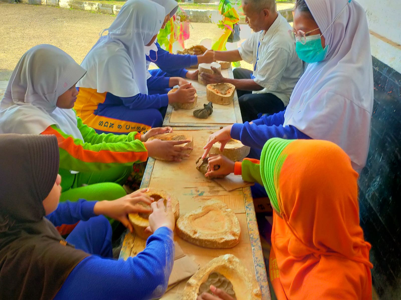 Siswa Sekolah Ekologi SDN 8 Ciseureuh Diajak Mengenal Keramik Plered